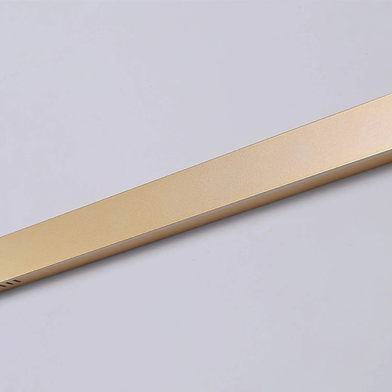 Arandela Arveno Linear Minimalista Dourada/Preta/Branca