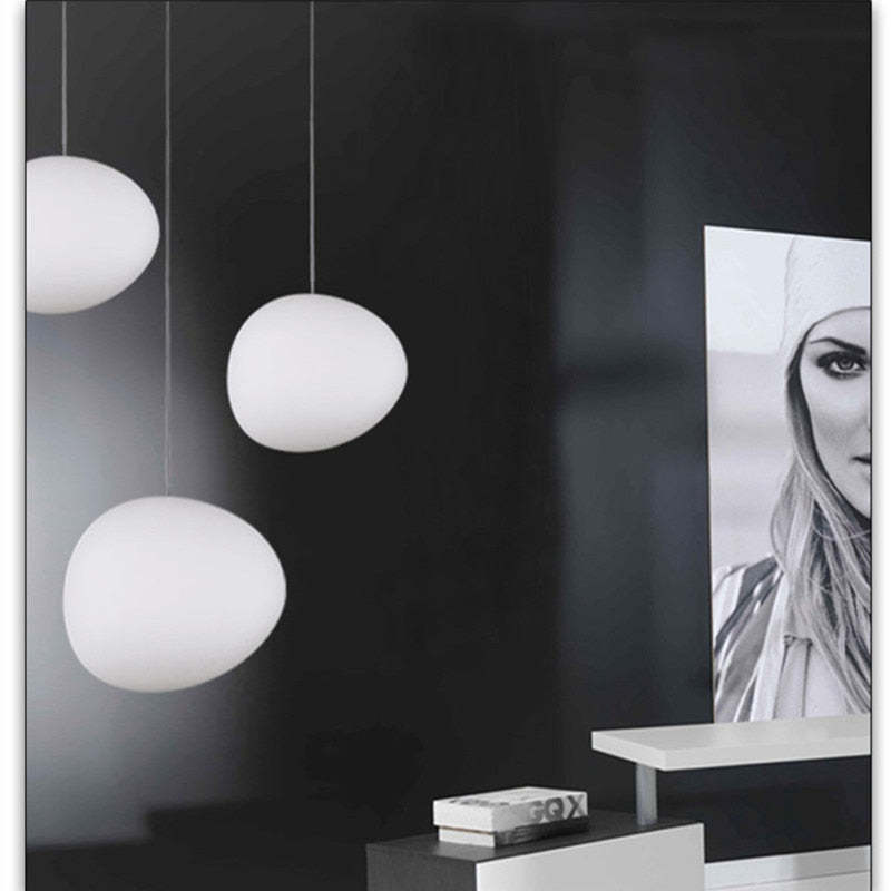 Luminária Pendente Elvora: Vidro Elegante em Formato de Ovo Flutuante
